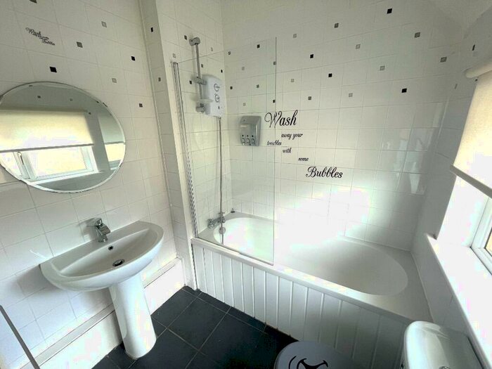 2 Bedroom Flat To Rent In Arnott Drive, Coatbridge, North Lanarkshire, ML5