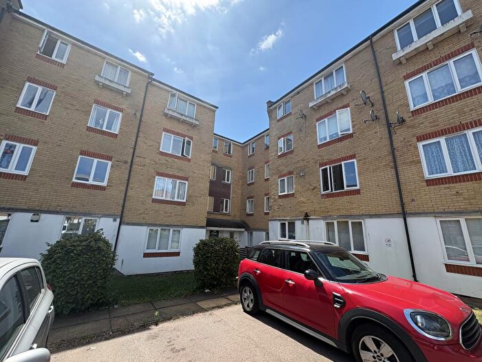 2 Bedroom Flat To Rent In Dadswood, Harlow, CM20