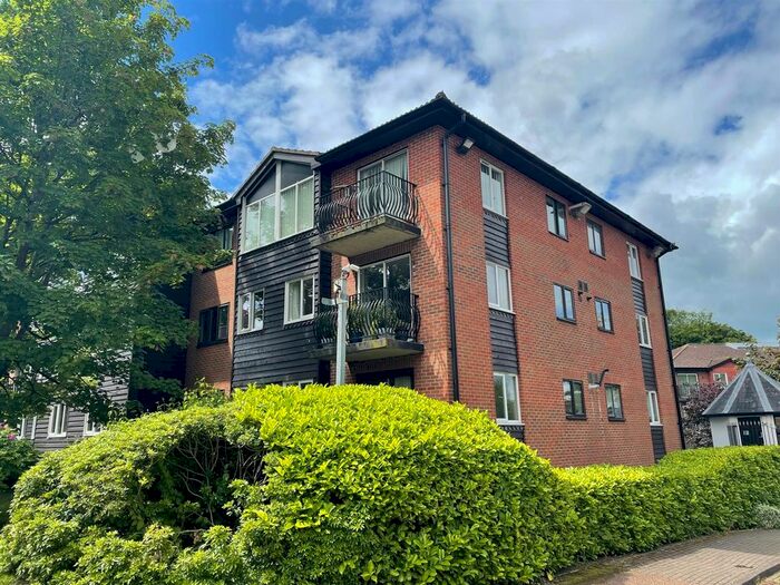 2 Bedroom Flat To Rent In Great Heathmead, Haywards Heath, RH16