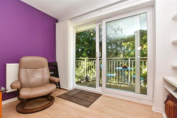 2 Bedroom Flat For Sale In Court Bushes Road, Whyteleafe, Surrey, CR3