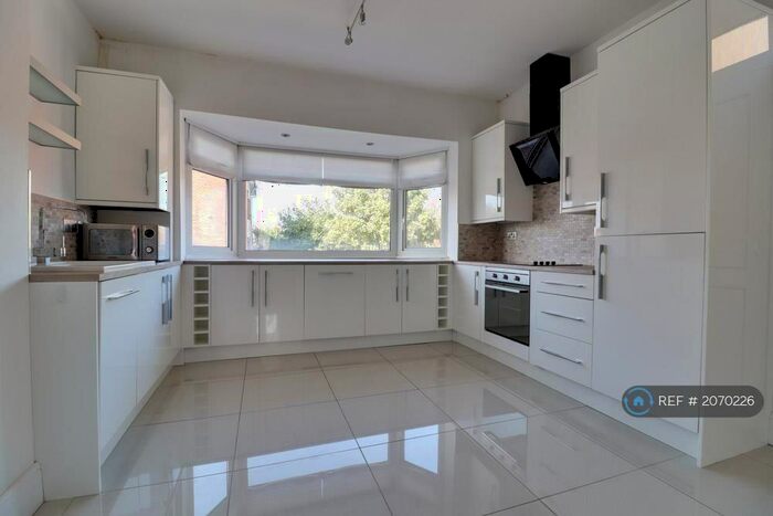 2 Bedroom Flat To Rent In London Road, Leigh-On-Sea, SS9