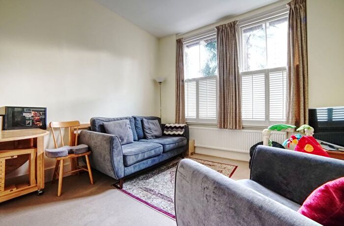 2 Bedroom Flat To Rent In Bonnington Square, London, SW8
