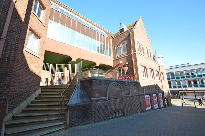 1 Bedroom Apartment For Sale In Amberley Place, Windsor, SL4