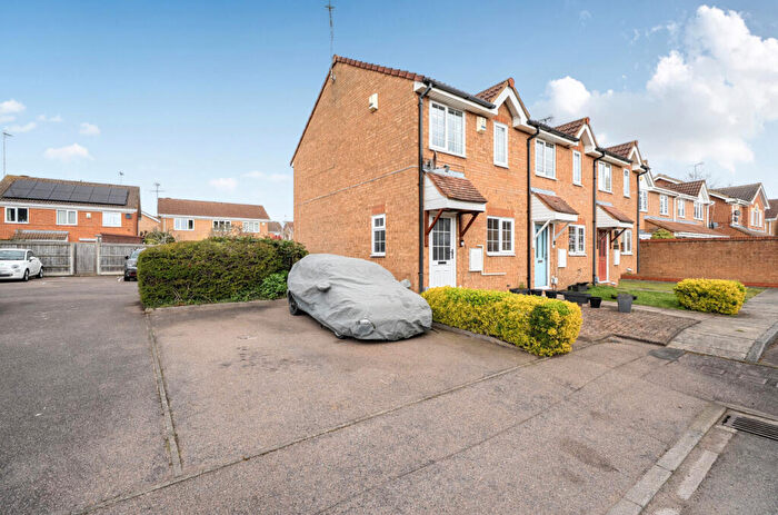 2 Bedroom End Of Terrace House For Sale In Sheriden Close, Dunstable, Bedfordshire, LU6