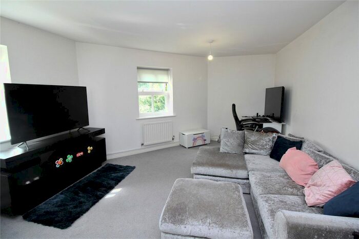 2 Bedroom Flat To Rent In Bramble Tye, Laindon, SS15