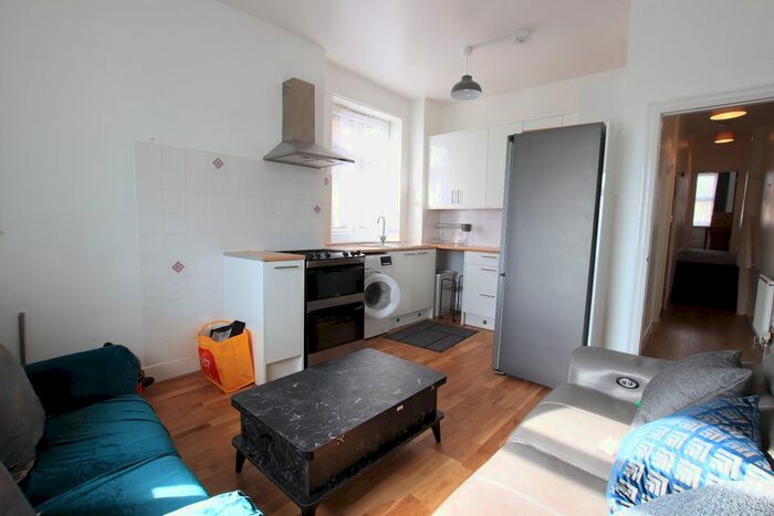 2 Bedroom Flat To Rent In Green Lanes, London, N13