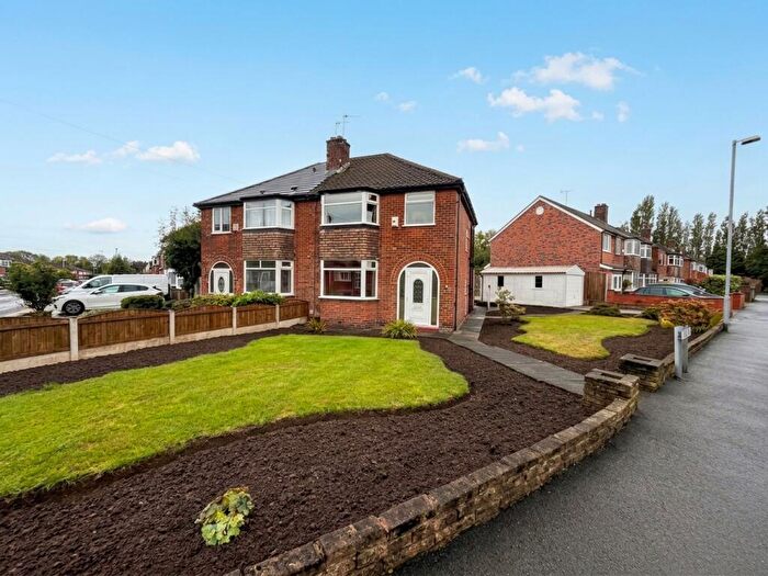 3 Bedroom Semi Detached House For Sale In Farm Lane, Worsley, M28
