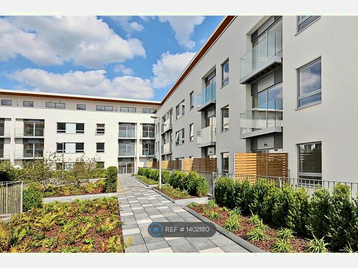 1 Bedroom Flat To Rent In Derry Court, London, SW16