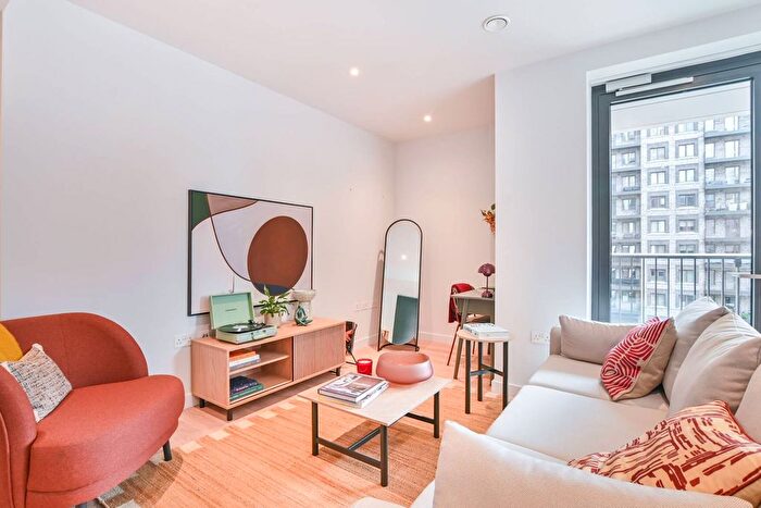 3 Bedroom Flat To Rent In The Maple, Willesden Green, London, NW2