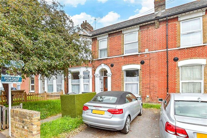 3 Bedroom Flat For Sale In Woodlands Road, Ilford, Essex, IG1