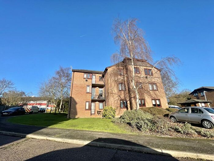 2 Bedroom Flat To Rent In Cedar Close, Buckhurst Hill, IG9