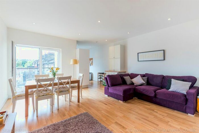 3 Bedroom Flat To Rent In Knights Hill, London, SE27