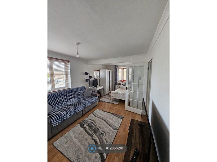 2 Bedroom Flat To Rent In Moree Way, London, N18