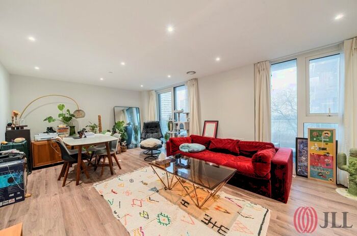 3 Bedroom Flat To Rent In Newnton Close, London, N4