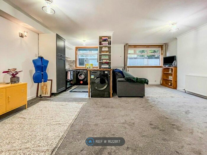 1 Bedroom Flat To Rent In Carriagehill Drive, Paisley, PA2