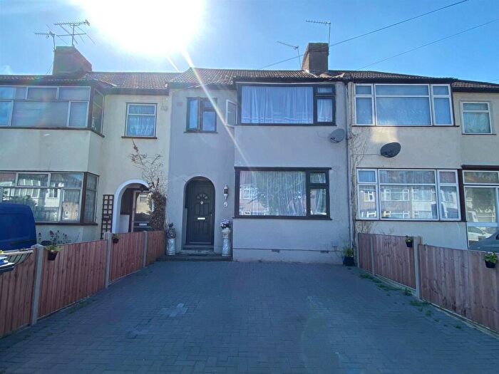 3 Bedroom House To Rent In Tysoe Avenue, Enfield, EN3