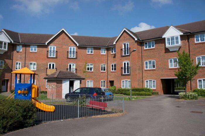 2 Bedroom Flat To Rent In Rydons Way, Redhill, RH1