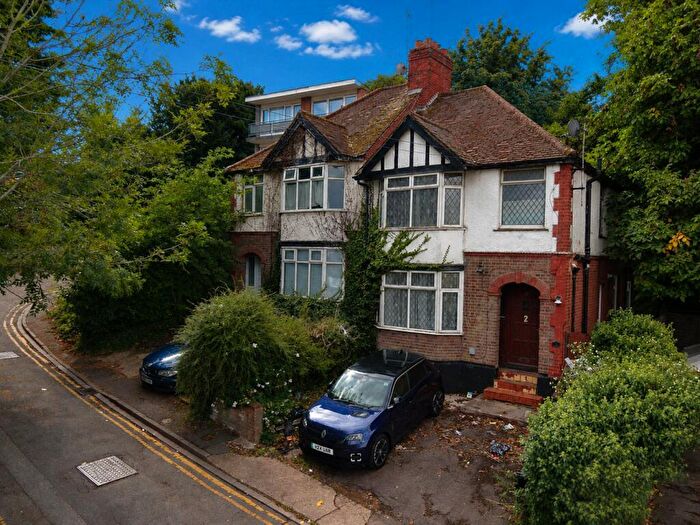 3 Bedroom Semi-Detached House For Sale In Ruthin Close, Luton, Bedfordshire, LU1