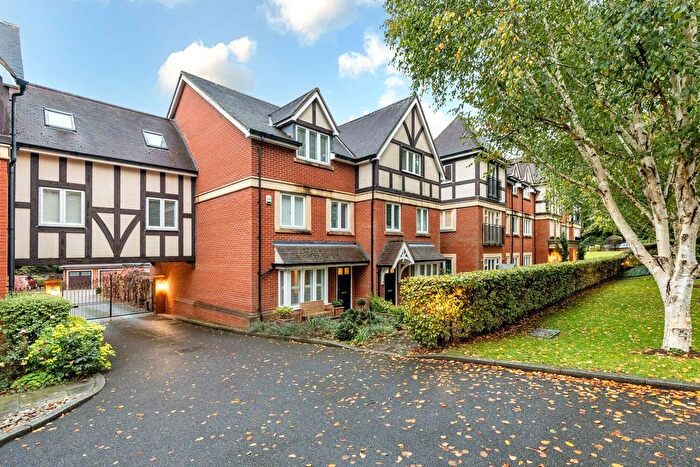 2 Bedroom Flat For Sale In Wray Common Road, Reigate, Surrey, RH2