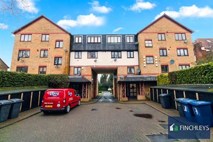 3 Bedroom Flat To Rent In Westleigh Court, - Nether Street, London, N12