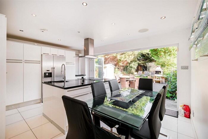 5 Bedroom Semi-Detached House For Sale In Endlebury Road, North Chingford, E4