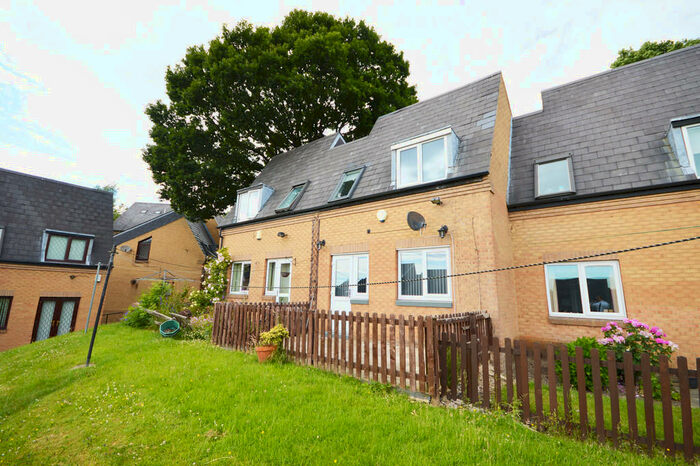 2 Bedroom Town House To Rent In Greenwood Court, Meanwood, Leeds, West Yorkshire., LS6