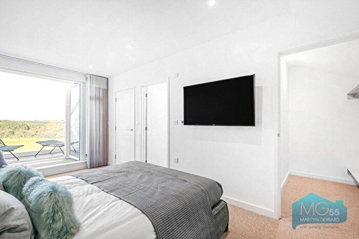 3 Bedroom Terraced House For Sale In Oak Grove, London, N10