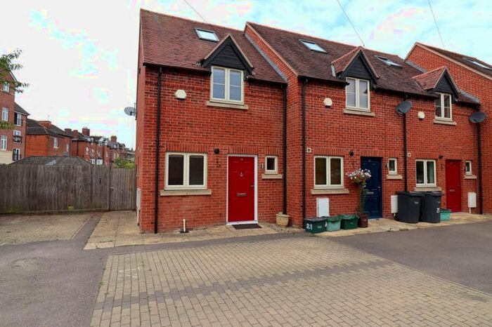 3 Bedroom Semi-Detached House To Rent In Hillfield Court Road, Gloucester, GL1