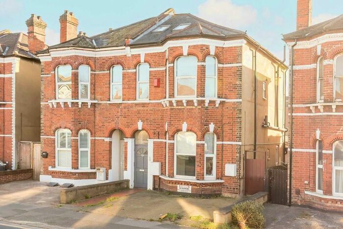 3 Bedroom Flat To Rent In Alexandra Road, London, SW19