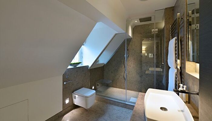 2 Bedroom Flat To Rent In Duke Street, London, W1K