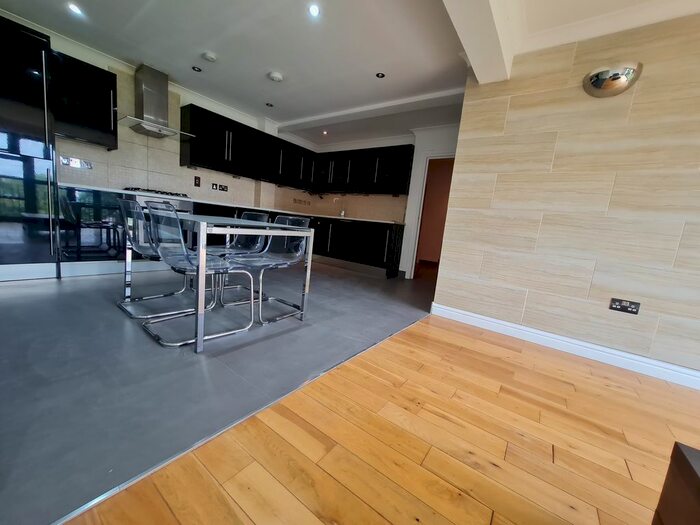 2 Bedroom Flat To Rent In Copperfield Road, Mile End - Limehouse, E3