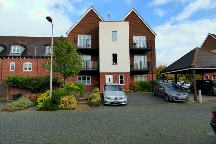 2 Bedroom Apartment To Rent In Outfield Crescent, Wokingham, RG40