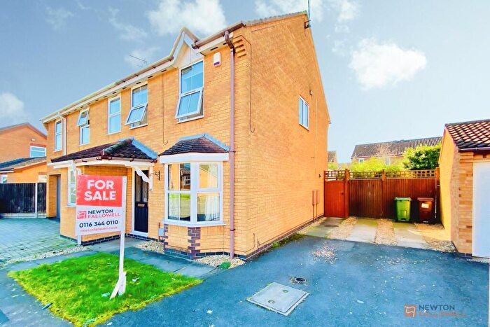3 Bedroom Semi-Detached House For Sale In Swallow Drive, Syston, LE7