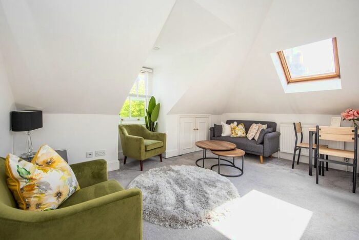 1 Bedroom Flat To Rent In Cardigan Road, Richmond, TW10