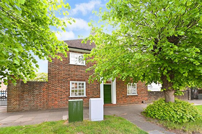 3 Bedroom Link Detached House To Rent In Broyle Road, Chichester, PO19