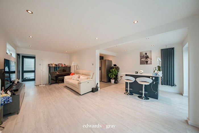 3 Bedroom Semi-detached House For Sale In Blenheim Road, Solihull, B90