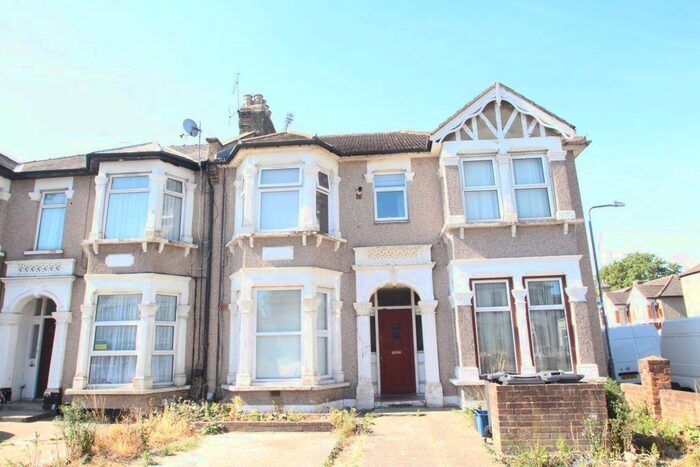 1 Bedroom Flat To Rent In The Drive, Cranbrook, Ilford, IG1