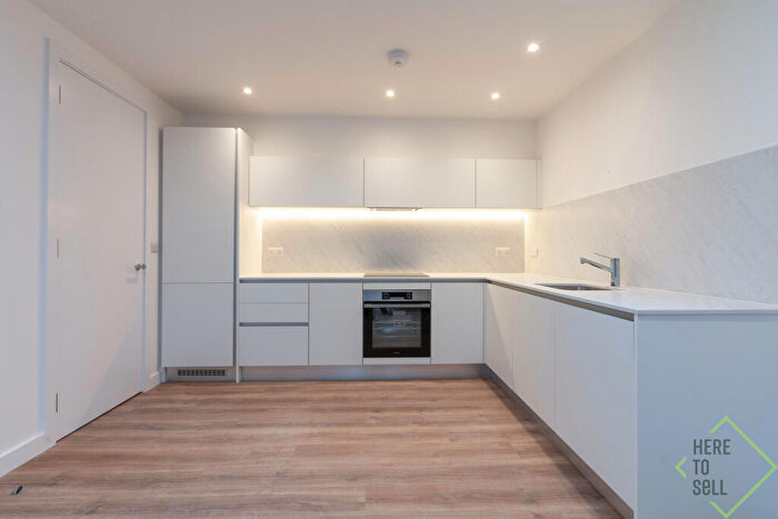 2 Bedroom Flat To Rent In Solent Lodge, Green Lanes, Palmers Green, London, N13