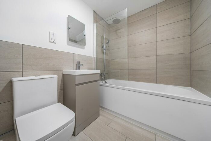 2 Bedroom Apartment To Rent In Boat Lifter Way Surrey Quays, SE16