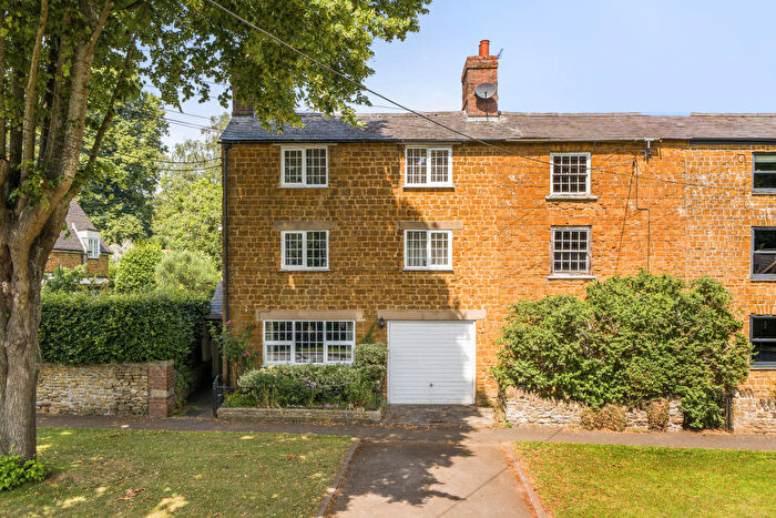 4 Bedroom Semi-Detached House For Sale In Castle Street, Deddington, OX15