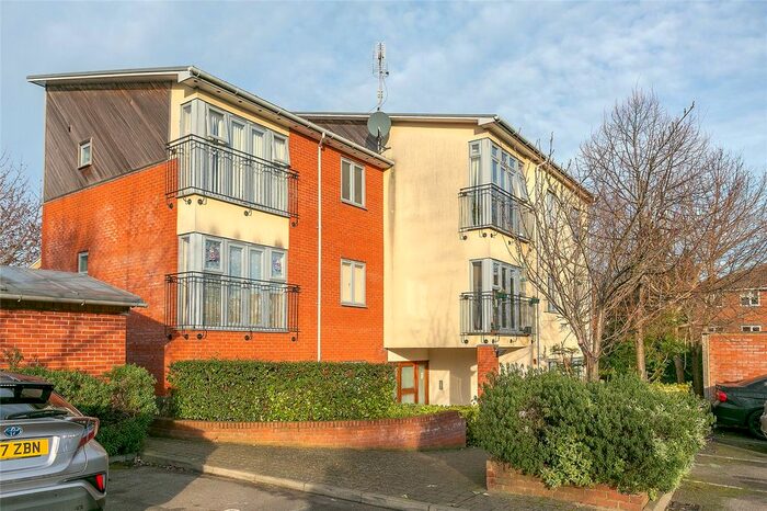 1 Bedroom Flat To Rent In Hanover Court, - King Georges Avenue, Watford, Hertfordshire, WD18
