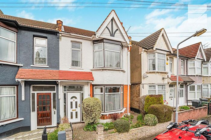 3 Bedroom End Terrace House For Sale In Westward Road, Chingford, E4