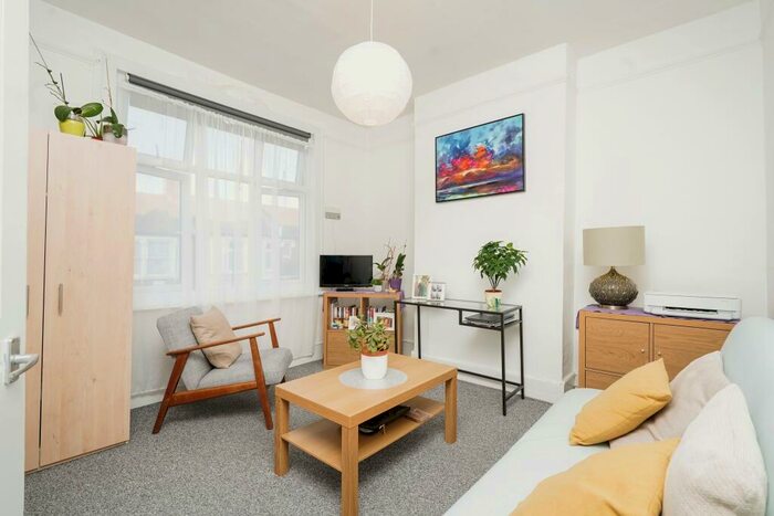 2 Bedroom Flat To Rent In Northbank Road, Walthamstow, London, E17