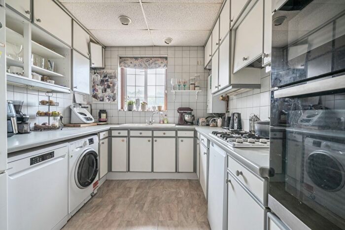 2 Bedroom Flat To Rent In Baston Manor Road, Hayes, Bromley, BR2
