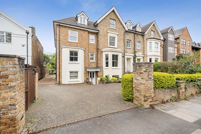 1 Bedroom Flat For Sale In Surbiton Hill Park, Surbiton, KT5