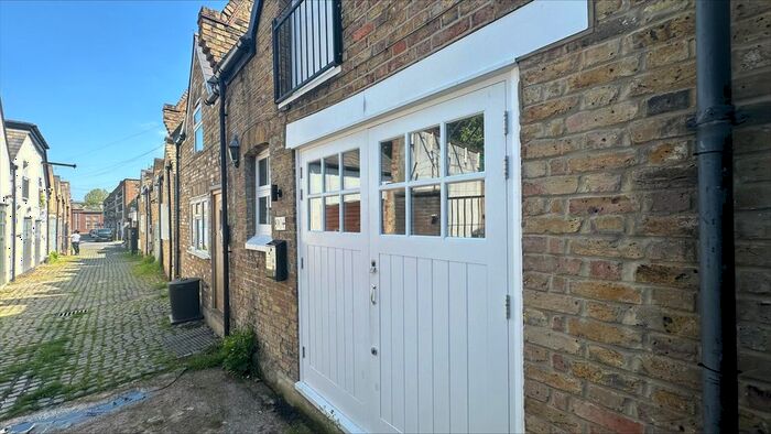 1 Bedroom Property To Rent In Caistor Mews, London, SW12