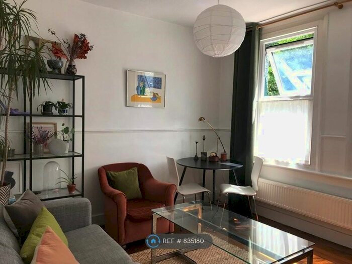2 Bedroom Flat To Rent In Lloyd Park, London, E17