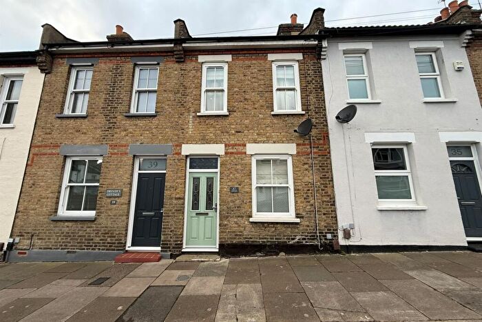 2 Bedroom Terraced House To Rent In Oakleigh Avenue, Southend On Sea, SS1