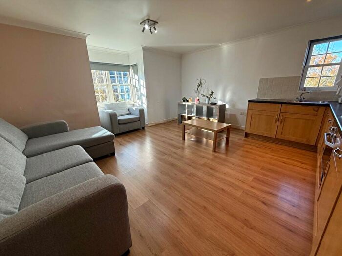 2 Bedroom Flat To Rent In Blackwell Close, Winchmore Hill, N21