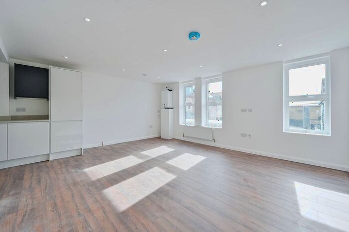 2 Bedroom Flat To Rent In Brownhill Road, Catford, London, SE6